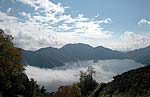 中禅寺湖・左側の華厳滝方向から霧が広がる